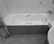 Чугунная ванна Roca Haiti 150x80 2332G000R с отверстиями для ручек с антискользящим покрытием-1